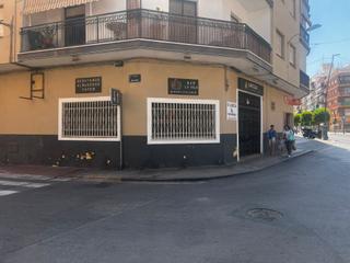 Location Local commercial  Carrer ciutat de valència. ?? local comercial en esquina con salida de humos – gran visibil