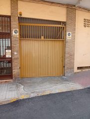Aparcament cotxe a Centro Urbano. Plaza de garaje cerrada con altillo y gran capacidad de almacena