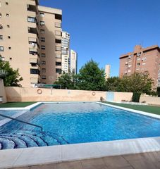 Maison jumelée à Juzgados - Plaza de Toros. Chalet adosado con jardín privado de 85 m2 y piscina en el centr