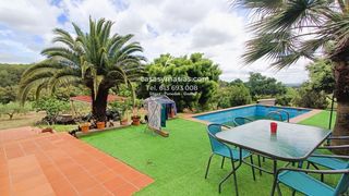 Masia a Mediona. Finca llana de 30.000 m con casa, pozo y placas solares a 3 km d