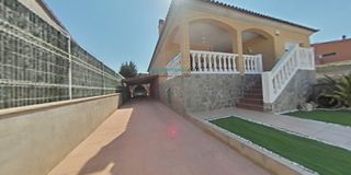 Chalet in Sant Cugat Sesgarrigues. Casa independiente en venta en sant cugat sesgarrigues con jardí
