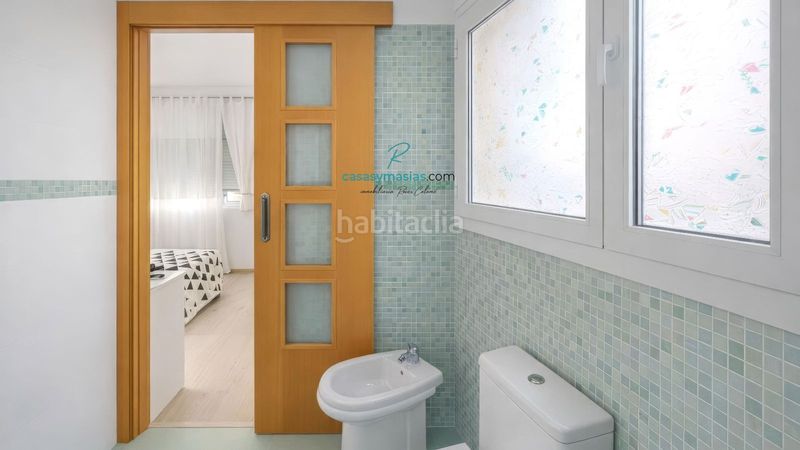 Foto a996bbfa-55bb-4d09-9470-1eedb7a277a1. Xalet amb calefacció aparcament piscina a costa Cunit - els jardins - els rosers Cunit