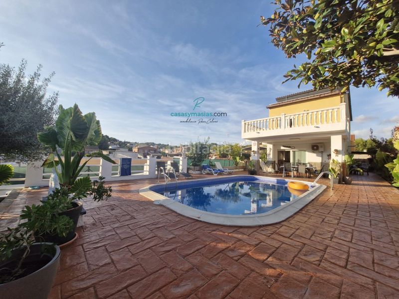 Foto e6a2161d-a7c2-496f-a6af-d861464c954b. Xalet amb calefacció aparcament piscina a costa Cunit - els jardins - els rosers Cunit