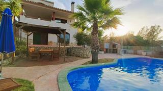 Chalet  Del llimoner. Casa ideal para familias en olrdola  jardn, piscina y vistas a