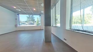 Local Comercial  De la girada. Local comercial esquinero con salida de humos en la girada  200m