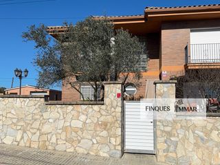 Casa  Carrer montnegre. Chalet independiente con piscina