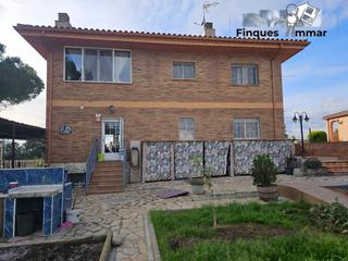 Casa  Carrer montnegre. Espaciosa casa de dos plantas con garaje y una gran parcela!