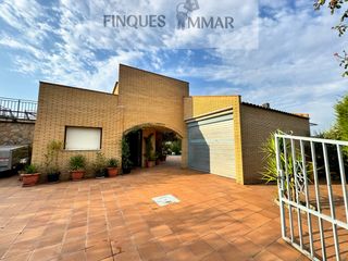 Chalet  Carrer xavier montsalvatge. Chalet  con precioso jardín y piscina.