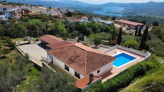 Pis a Calle las monjas 70. Exclusiva villa con piscina y vistas panorámicas al lago viñuela