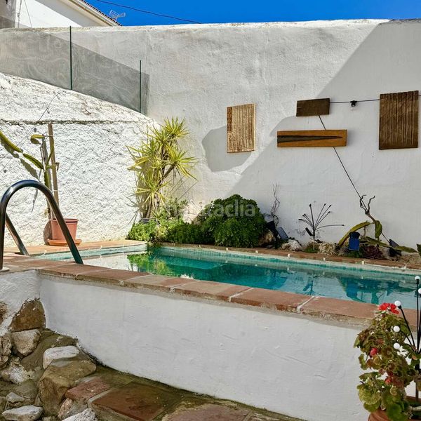 Foto 56c4cbc7-c26f-4774-af32-3d7525adf7e4. Casa amb piscina a Periana