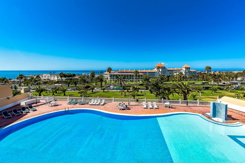 Foto 0157ab62-40ab-425f-946f-9fd5e8c7157c. Semi detached house with parking pool in Playa del Duque Adeje