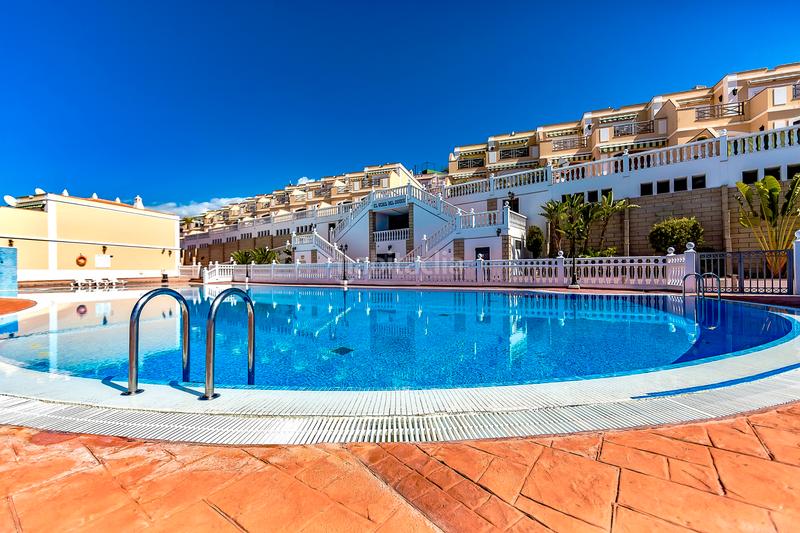 Foto 77cf92ed-3e76-4693-a53f-978918572154. Semi detached house with parking pool in Playa del Duque Adeje