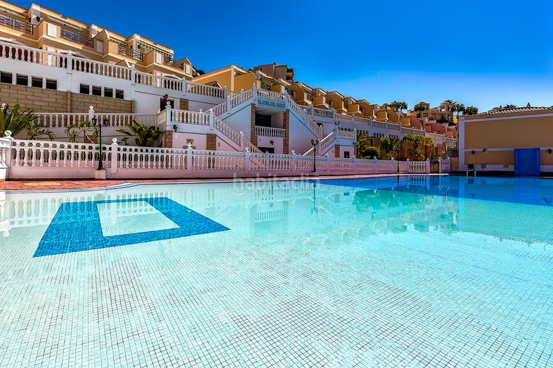 Foto 991232fe-fc70-40ca-ae3d-a51f68ada309. Semi detached house with parking pool in Playa del Duque Adeje