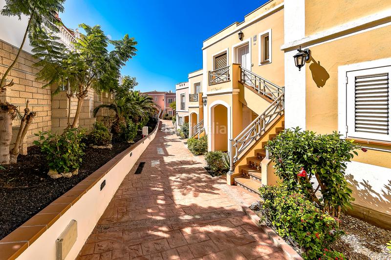 Foto 9e9703cd-0e6d-45db-8178-e45541572e8a. Semi detached house with parking pool in Playa del Duque Adeje