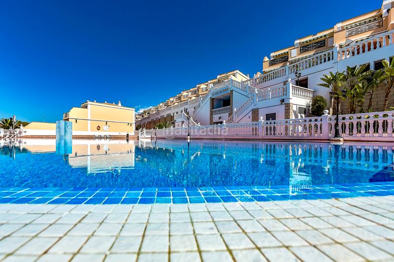 Foto a9b0ca73-3256-480b-a043-d03d125935cd. Semi detached house with parking pool in Playa del Duque Adeje