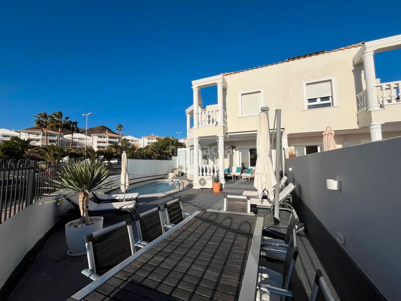 Foto 4959c436-188b-40cd-ac8d-07bc985ffc37. Casa adosada villa adosada de esquina con piscina privada en Arona