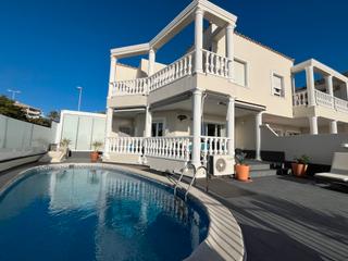 Casa adossada a Los Cristianos. Villa adosada de esquina con piscina privada