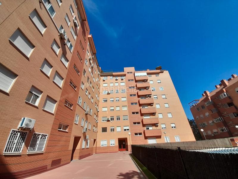 Foto e8f885e6-ebff-4ffe-aed8-2722928b96aa. Pis amb calefacció aparcament piscina a Butarque Madrid