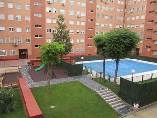 Piso  Calle de berrocal. 3 dormitorios, 2 baños, ascensor garaje trastero piscina