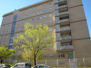 Lloguer Aparcament cotxe a Calle de berrocal 9. Plaza amplia en urbanización con conserje