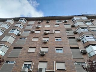 Alquiler Piso en Calle de berrocal 3. 1 dormitorio seminuevo amueblado electrodomésticos aire calefacc