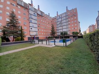Pis  Calle de berrocal. 3 dormitorios, 2 baños,  ascensor garaje trastero piscina