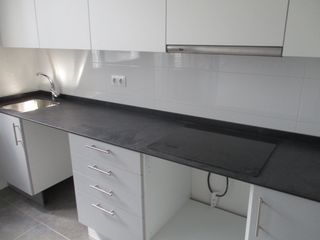 Flat in Calle de benita lópez 30. Ocasión totalmente reformado 3 dormitorios puertas blancas tarim