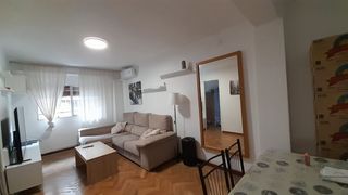 Piso  Calle de la mezquita. 3 dormitorios, calefacción de gas natural aire, precio negociabl
