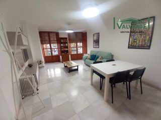 Miete Etagenwohnung in Plaza romanilla 3. Piso amueblado, 2 dormitorios y 2 baños. internet incluido.garaj
