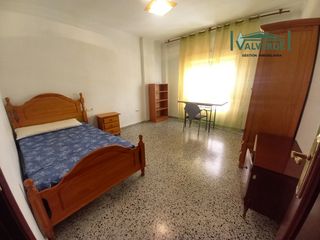 Alquiler Piso  Camino de ronda. Estudiantes!! piso con 3 dormitorios, baño y aseo
