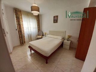 Rent Flat  Calle carril del picón. Oportunidad!! piso con 3 dormitorios y 2 baños, calefacción cent