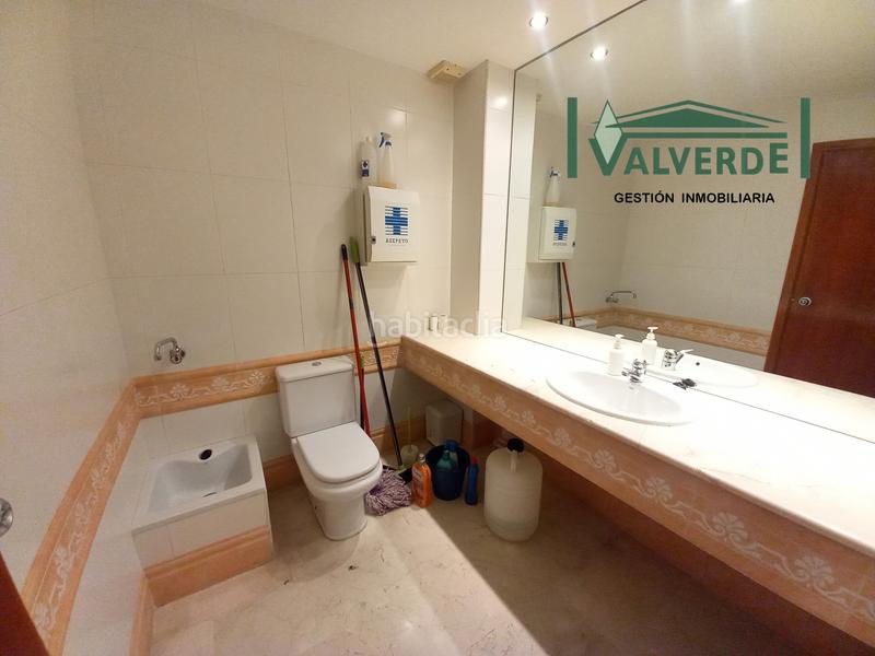 Foto f6b039c3-6efa-4ac1-8bd0-9865a3bc886d. Location local commercial dans calle Joaquina Eguaras 3 dans Granada