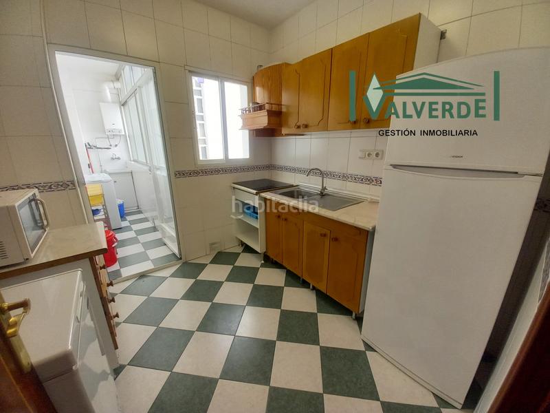 Foto 8872116c-a141-4447-9878-c660541dd31e. Alquiler piso  amueblado, 3 dormitorios, baño y aseo, calefacción central en Granada