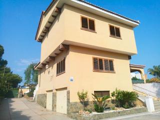 Chalet in San Antonio de Benagéber. Chalet con jardín privado en venta en san antonio de benagéber