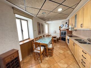 Maison jumelée à Plaza felipe v 2. ¡descubre tu nuevo hogar en el corazón de tauste!