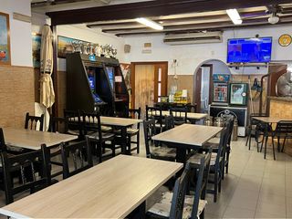 Local Comercial  Avinguda de cadis. Se vende bar con vivienda en pleno centro del pueblo � gran opor