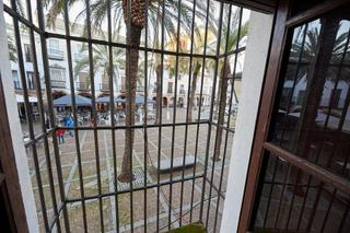 Masia a Zafra. Edificio histórico con potencial singular frente a plaza grande,