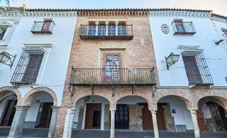 Masía en Zafra. Edificio histórico con potencial singular frente a plaza grande,