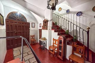 Masia a Zafra. Edificio histórico con potencial singular frente a plaza grande,