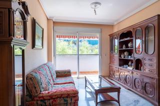 Piso en Triana Oeste. Amplio piso con terraza, garaje y trastero en triana espacio, lu