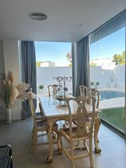 Casa pareada en Palomares del Río. Casa pareada con piscina en el aljarafe espacio, luz y confort a