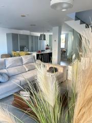 Casa pareada en Palomares del Río. Casa pareada con piscina en el aljarafe espacio, luz y confort a