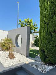 Casa aparellada a Palomares del Río. Diseño y tranquilidad con piscina privada a solo 15 minutos de s