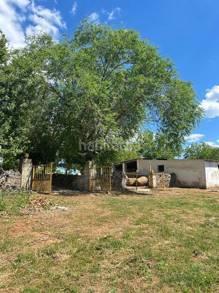 Foto c77f8015-5c17-43cb-9807-a0a3883f0a67. Masia amb aparcament a Alanís