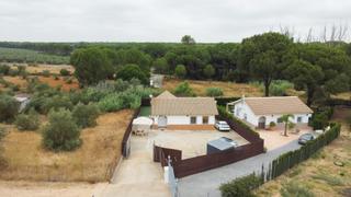 Chalet à Hinojos. Casa con encanto junto a doñana naturaleza, espacio y desconexió