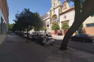 Autoparkplatz in Triana Oeste. Plaza de garaje junto a el  cachorro, triana.