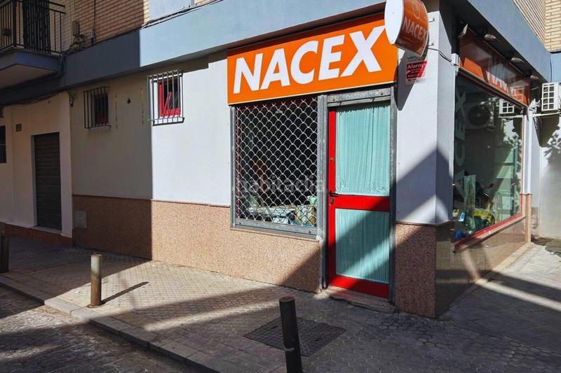 Foto f7eedabf-c330-4342-9c42-72aea9e904a0. Alquiler local comercial  de esquina con escaparate en ronda de triana en Sevilla
