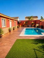 Casa aparellada a Almensilla. Espectacular vivienda pareada con piscina privada en almensilla