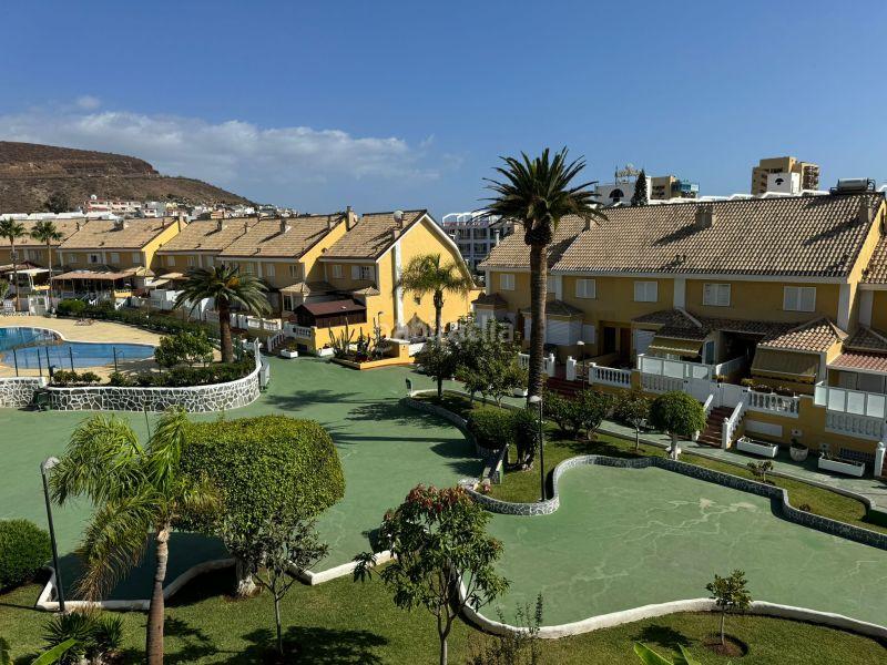 Foto 86449ba4-fefb-4d35-8a32-2710eb11bbac. Casa adossada a Playa de las Américas Arona