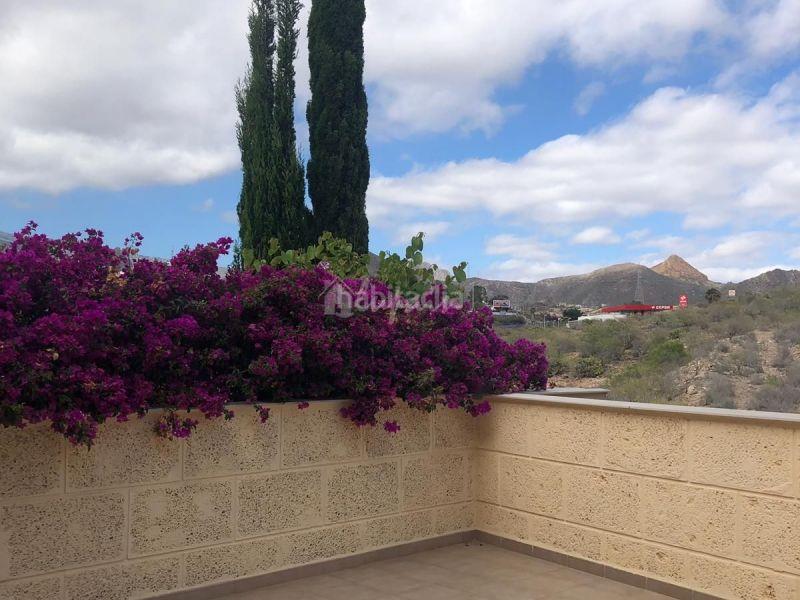 Foto c0e2bc7a-2a66-4dc7-8e8c-39be2243e093. Casa adosada en Los Cristianos Arona